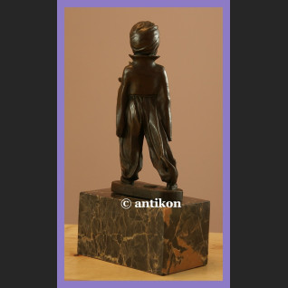 Mały arabski służący  figurka z brązu na marmurze
