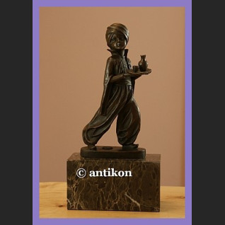 Mały arabski służący  figurka z brązu na marmurze