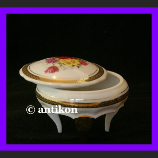 Szkatułka z różami francuskie puzderko na nóżkach