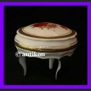 Szkatułka z różami francuskie puzderko na nóżkach