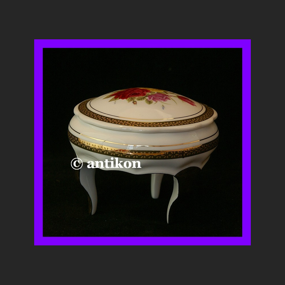 Szkatułka z różami francuskie puzderko na nóżkach