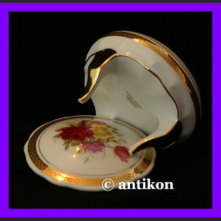 Szkatułka z różami francuskie puzderko na nóżkach