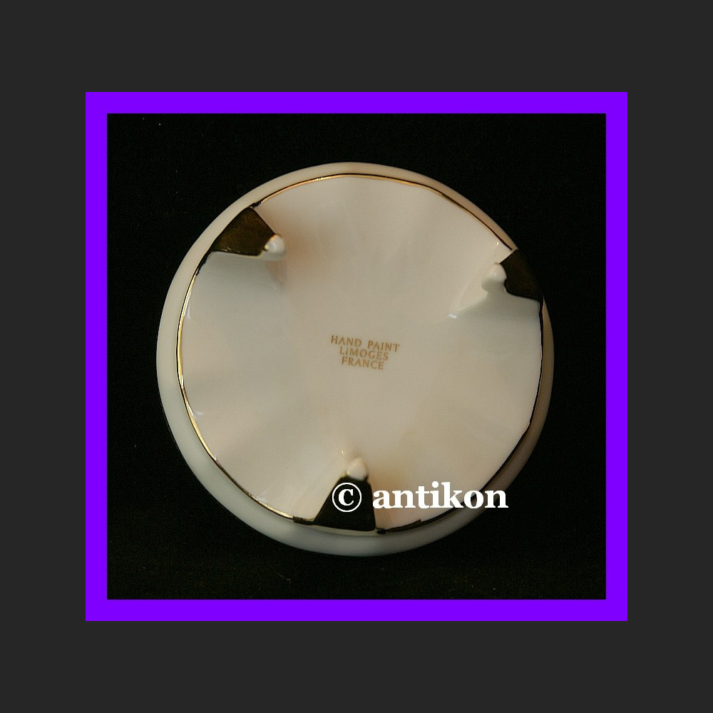 Szkatułka z różami francuskie puzderko na nóżkach