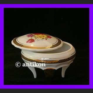 Szkatułka z różami francuskie puzderko na nóżkach