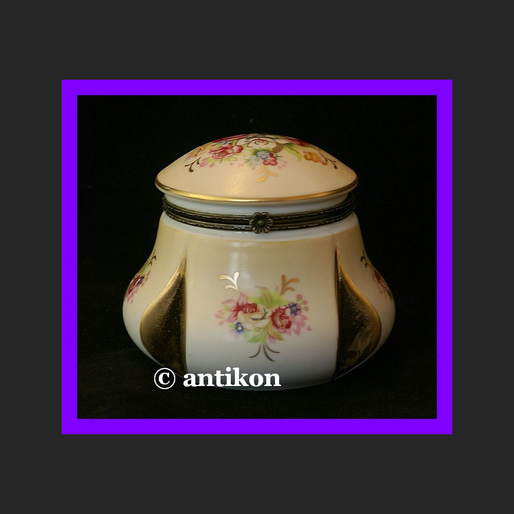 Złocona szkatułka na biżuterię kwiatowe puzderko