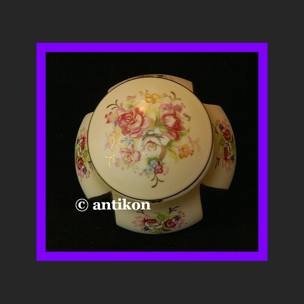 Złocona szkatułka na biżuterię kwiatowe puzderko