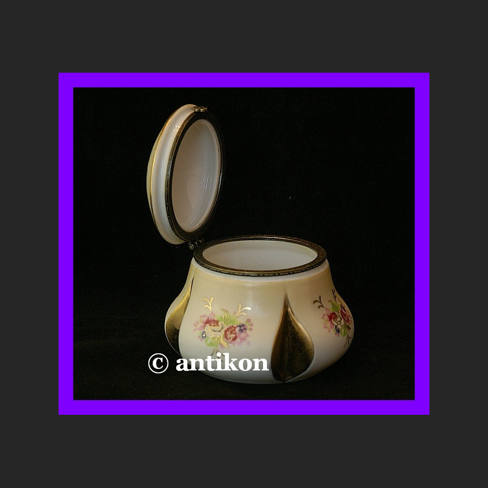 Złocona szkatułka na biżuterię kwiatowe puzderko