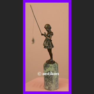 Śliczna dziewczynka z wędką paryski brąz