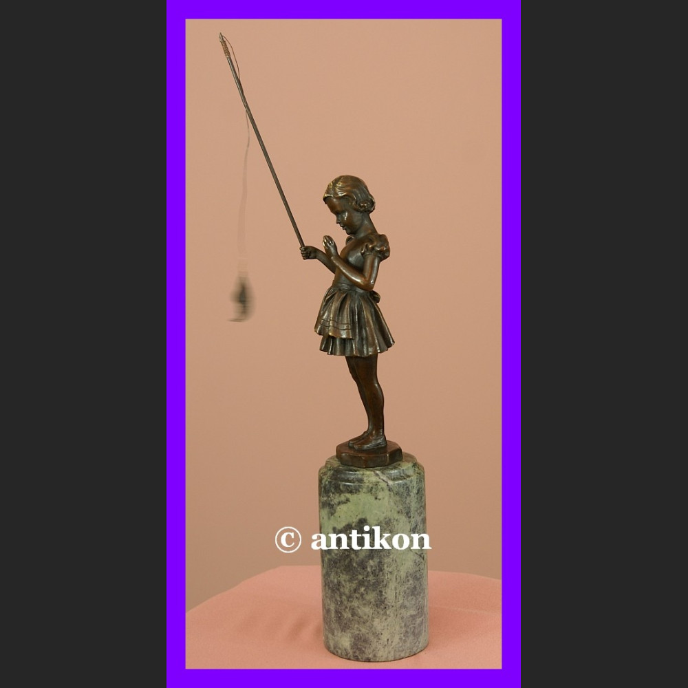 Śliczna dziewczynka z wędką paryski brąz