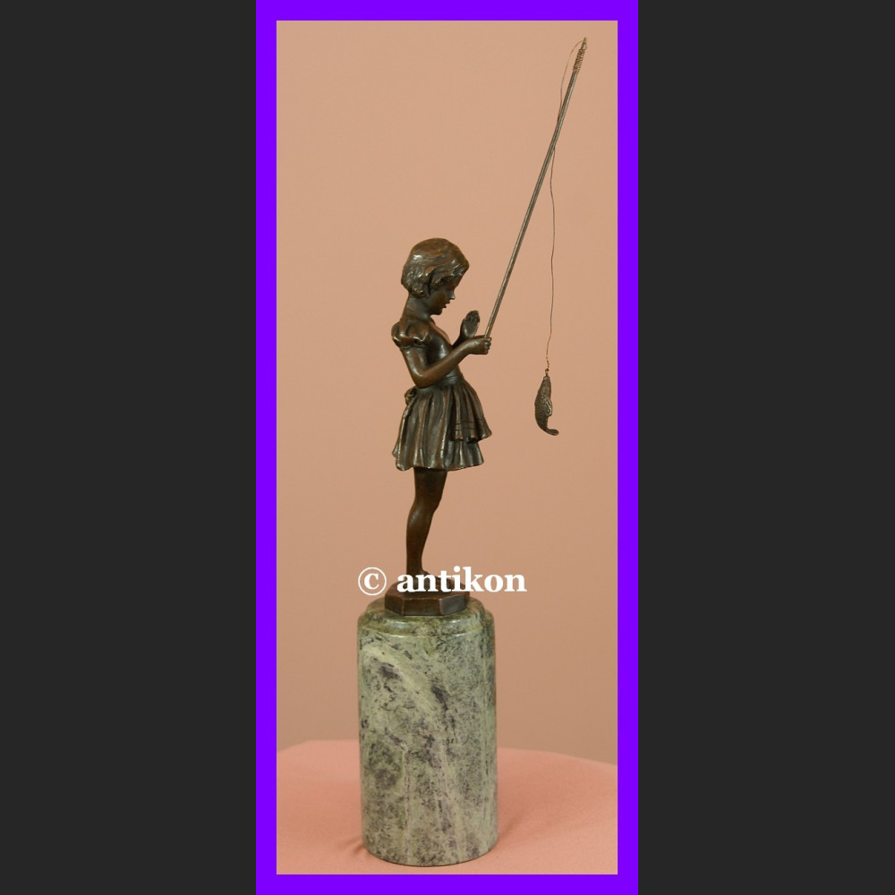 Śliczna dziewczynka z wędką paryski brąz