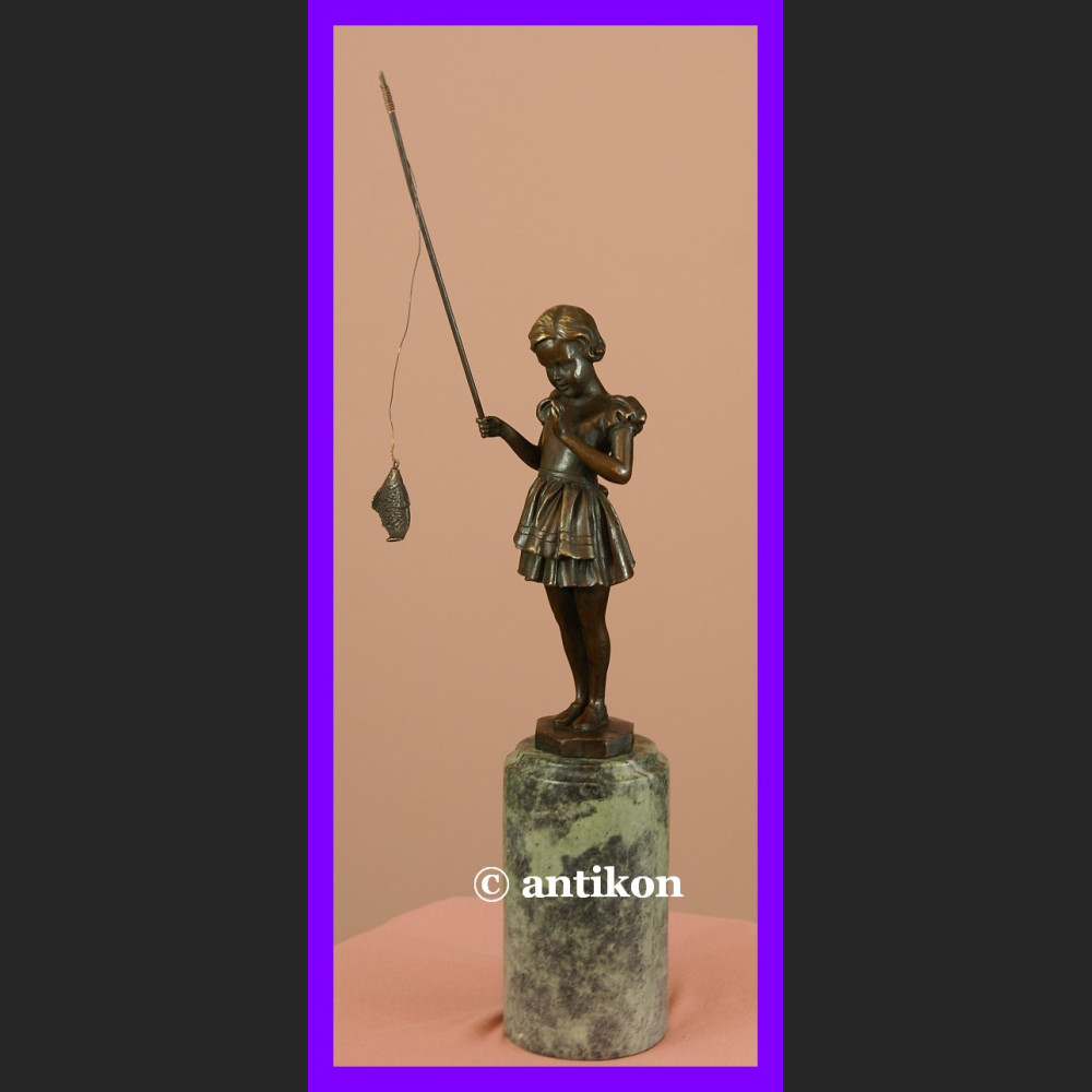 Śliczna dziewczynka z wędką paryski brąz