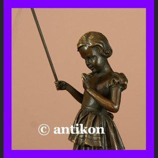 Śliczna dziewczynka z wędką paryski brąz