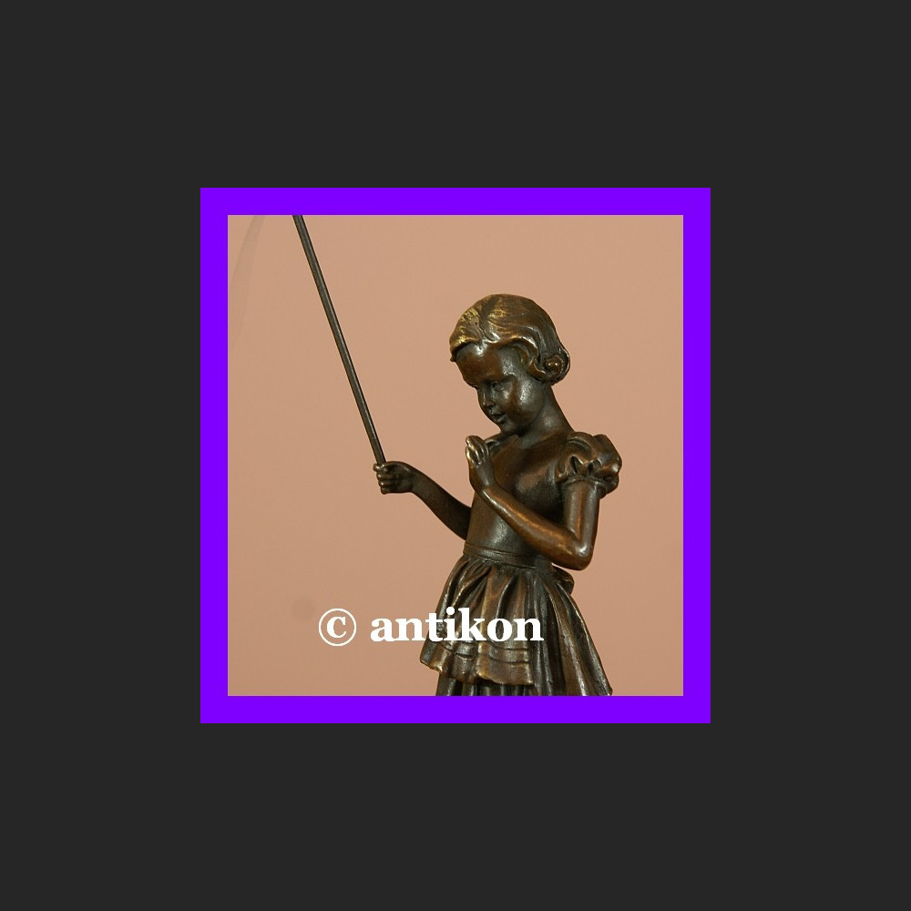 Śliczna dziewczynka z wędką paryski brąz