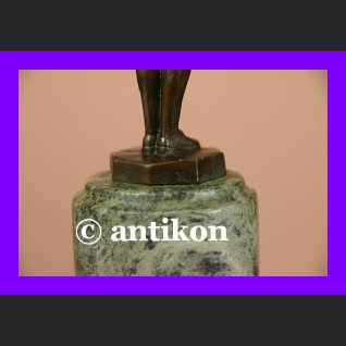 Śliczna dziewczynka z wędką paryski brąz