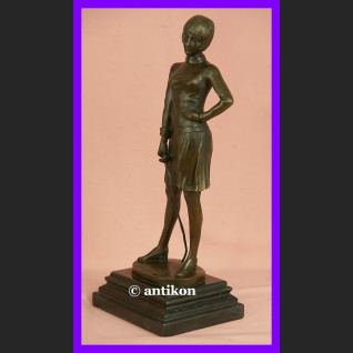 Elegancka dziewczyna z szablą brąz śliczna rzeźba Elegancka dziewczyna z szablą brąz śliczna rzeźba