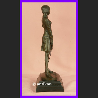 Elegancka dziewczyna z szablą brąz śliczna rzeźba Elegancka dziewczyna z szablą brąz śliczna rzeźba