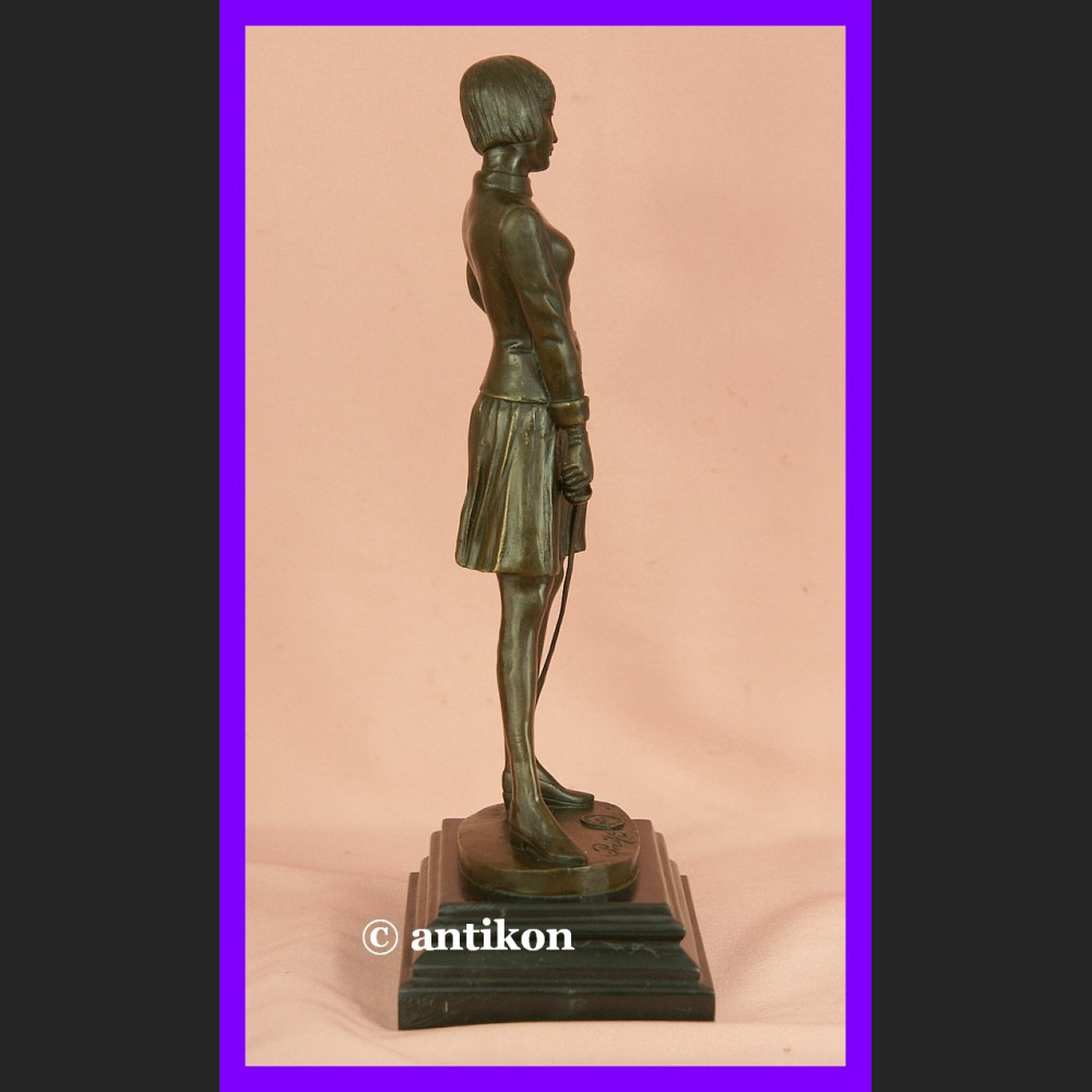 Elegancka dziewczyna z szablą brąz śliczna rzeźba Elegancka dziewczyna z szablą brąz śliczna rzeźba