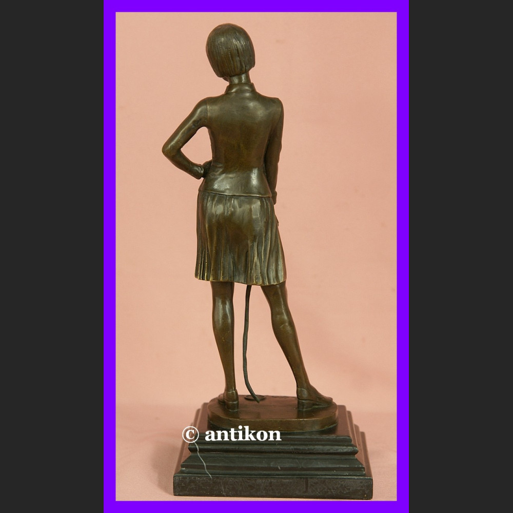 Elegancka dziewczyna z szablą brąz śliczna rzeźba Elegancka dziewczyna z szablą brąz śliczna rzeźba