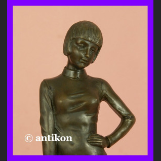 Elegancka dziewczyna z szablą brąz śliczna rzeźba Elegancka dziewczyna z szablą brąz śliczna rzeźba