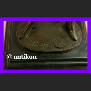 Elegancka dziewczyna z szablą brąz śliczna rzeźba Elegancka dziewczyna z szablą brąz śliczna rzeźba