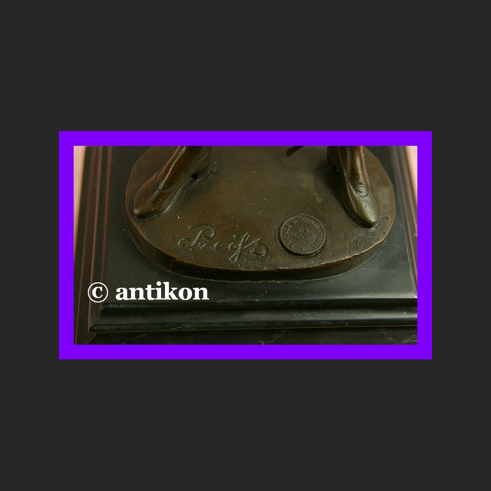 Elegancka dziewczyna z szablą brąz śliczna rzeźba Elegancka dziewczyna z szablą brąz śliczna rzeźba