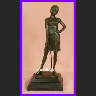 Elegancka dziewczyna z szablą brąz śliczna rzeźba Elegancka dziewczyna z szablą brąz śliczna rzeźba