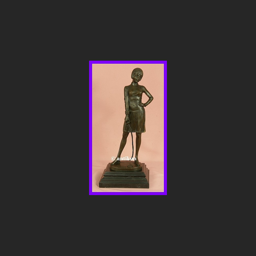 Elegancka dziewczyna z szablą brąz śliczna rzeźba Elegancka dziewczyna z szablą brąz śliczna rzeźba