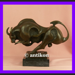 Rzeźba z brązu byk symbol hossy giełdowej 