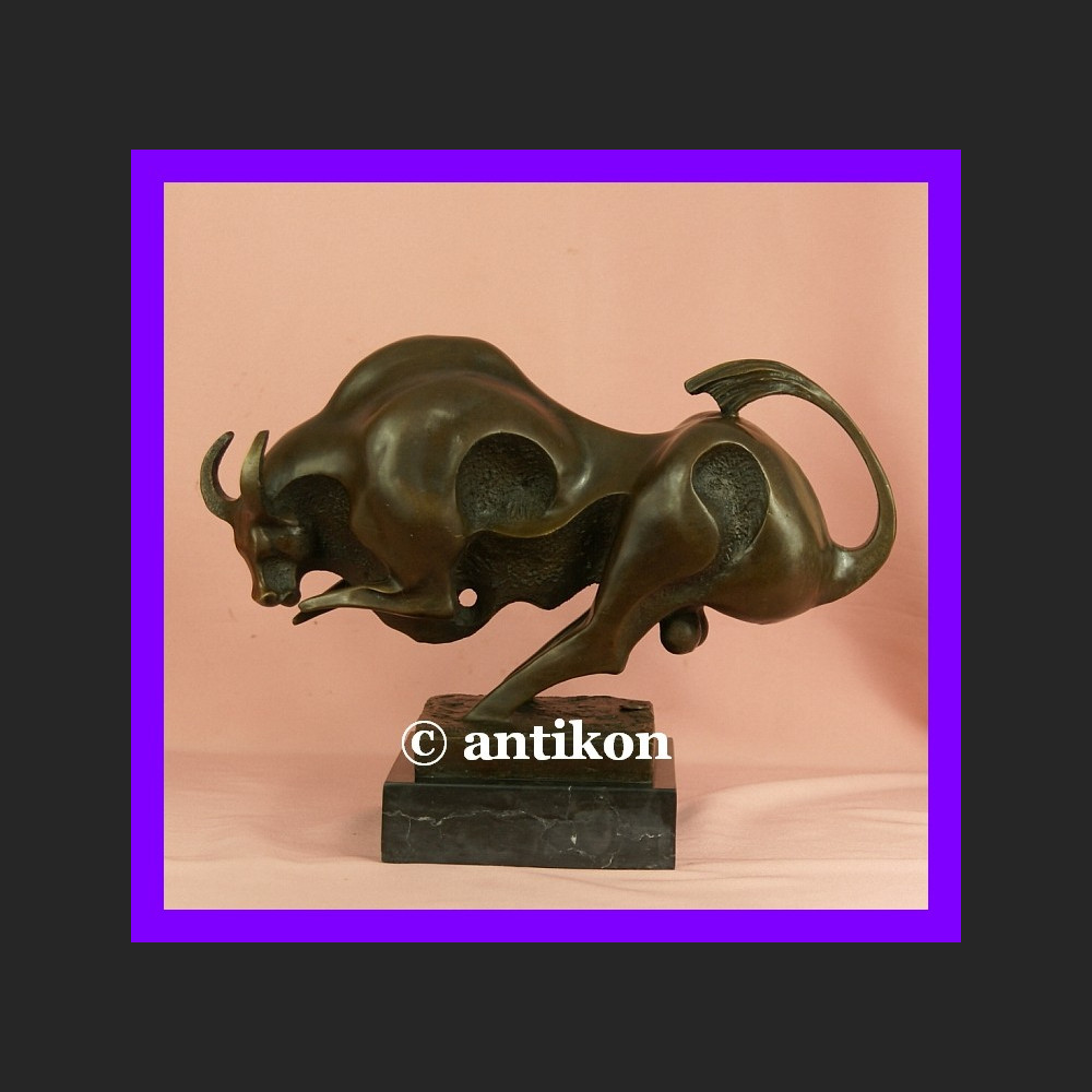 Rzeźba z brązu byk symbol hossy giełdowej 