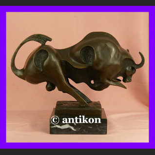 Rzeźba z brązu byk symbol hossy giełdowej 