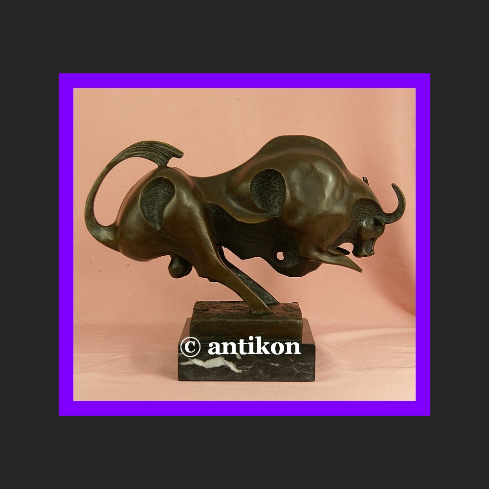 Rzeźba Byk symbol hossy giełdowej 