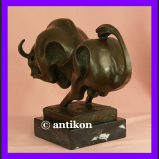 Rzeźba Byk symbol hossy giełdowej 