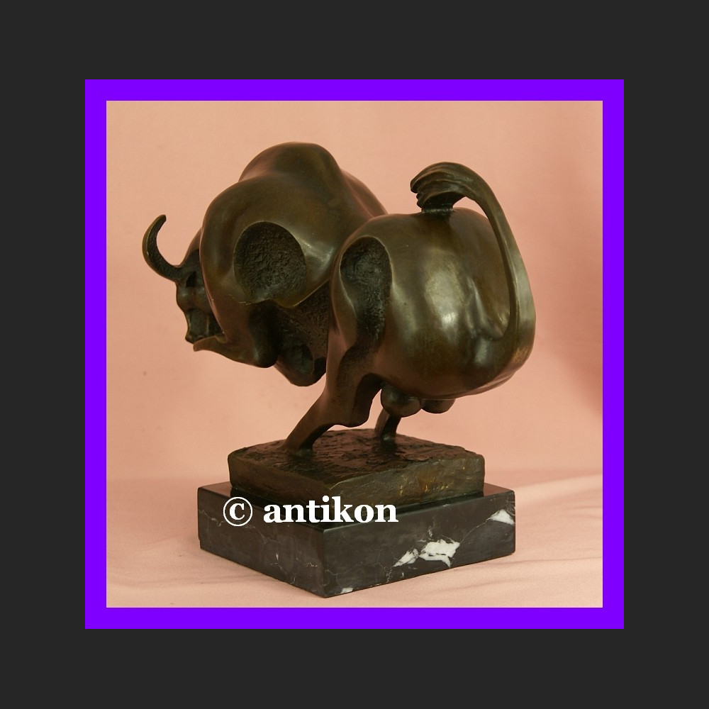 Rzeźba Byk symbol hossy giełdowej 