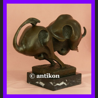 Rzeźba Byk symbol hossy giełdowej 