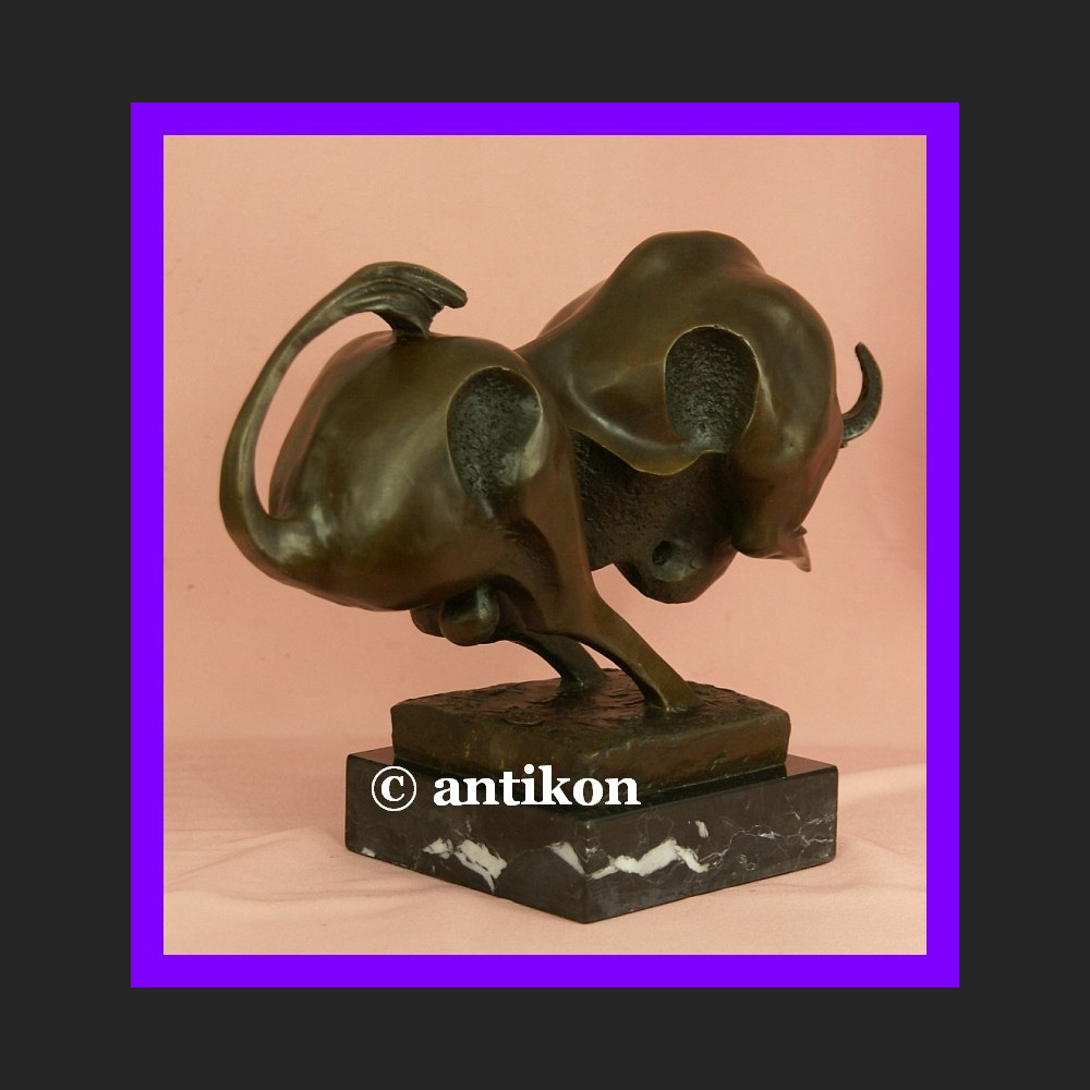 Rzeźba Byk symbol hossy giełdowej 