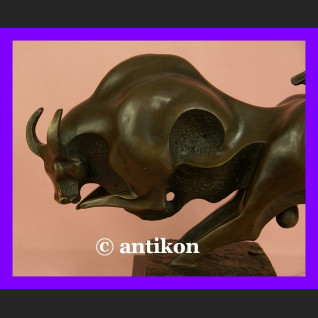 Rzeźba z brązu byk symbol hossy giełdowej 