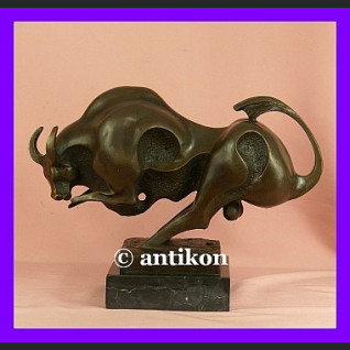 Rzeźba Byk symbol hossy giełdowej 