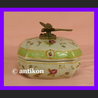 Cudowna szkatułka z ważką porcelana i brąz Cudowna szkatułka z ważką porcelana i brąz
