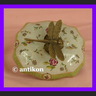 Cudowna szkatułka z ważką porcelana i brąz Cudowna szkatułka z ważką porcelana i brąz