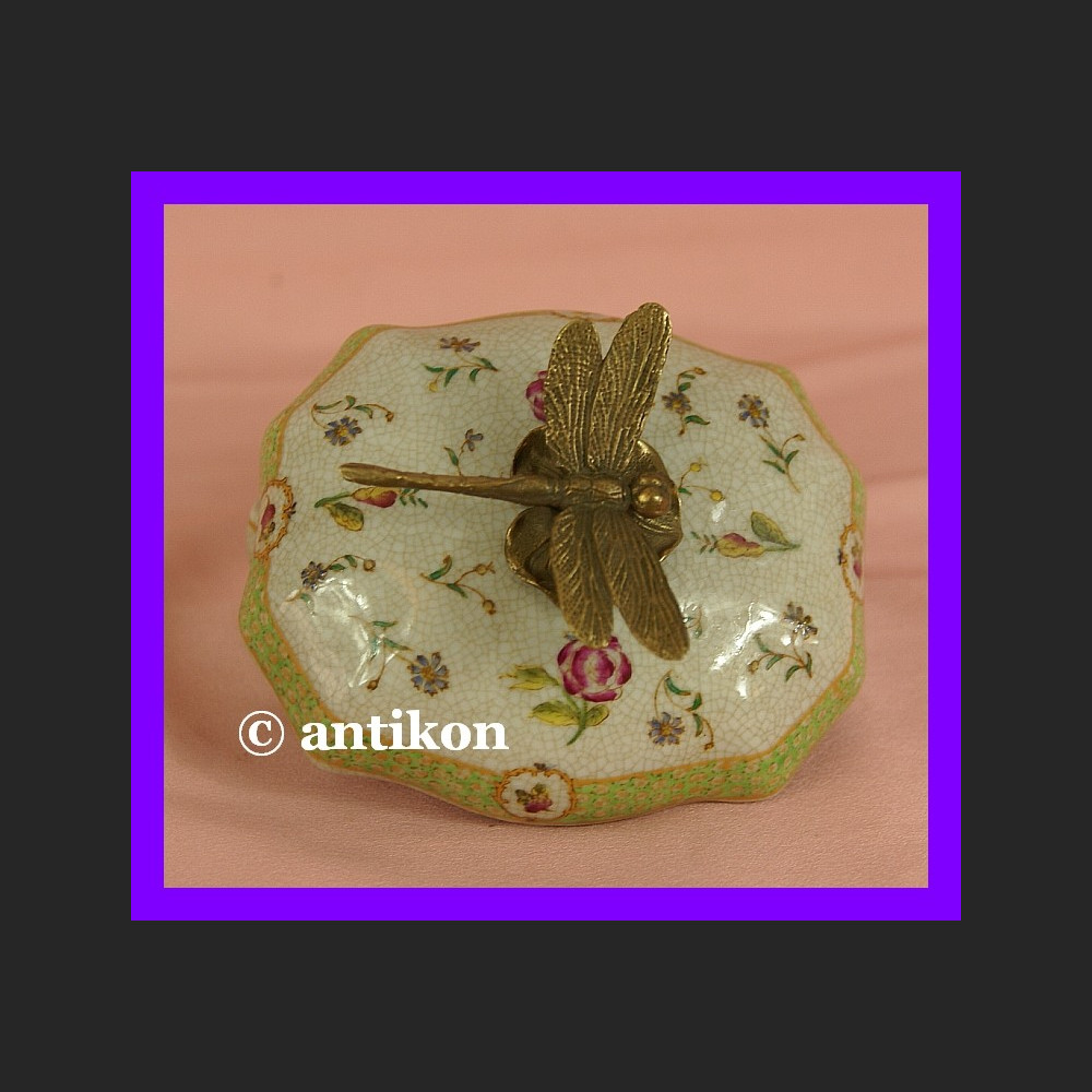 Cudowna szkatułka z ważką porcelana i brąz Cudowna szkatułka z ważką porcelana i brąz