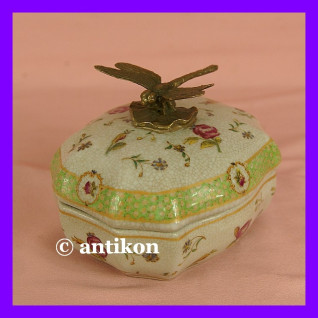 Cudowna szkatułka z ważką porcelana i brąz Cudowna szkatułka z ważką porcelana i brąz