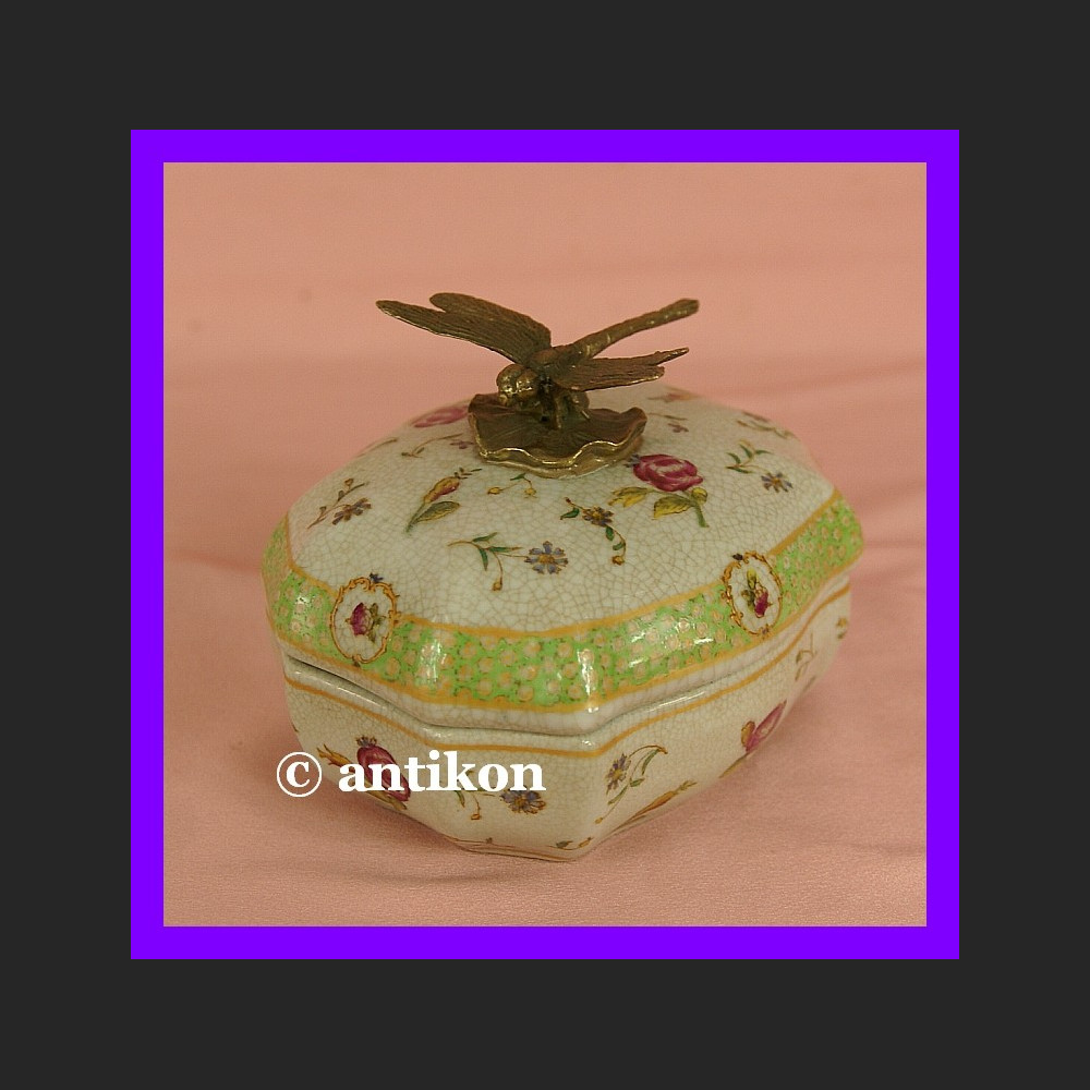 Cudowna szkatułka z ważką porcelana i brąz Cudowna szkatułka z ważką porcelana i brąz