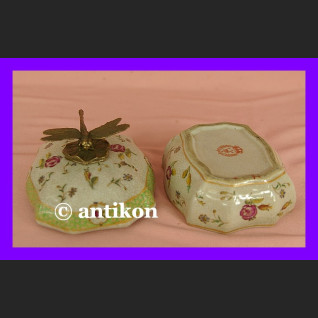 Cudowna szkatułka z ważką porcelana i brąz Cudowna szkatułka z ważką porcelana i brąz