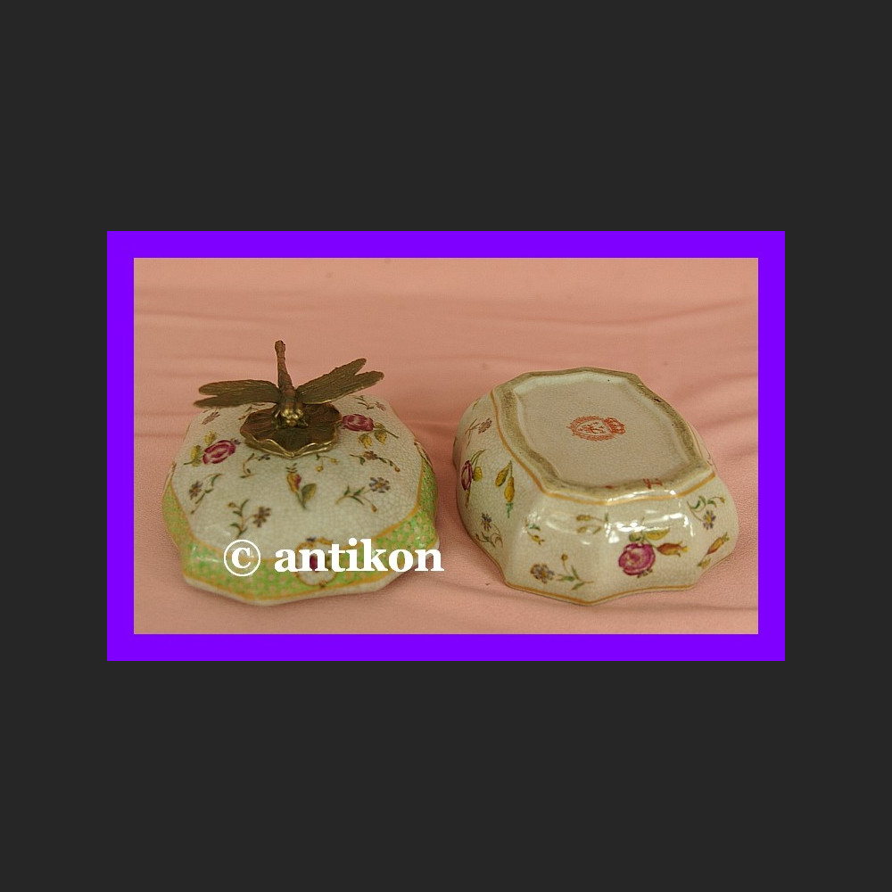 Cudowna szkatułka z ważką porcelana i brąz Cudowna szkatułka z ważką porcelana i brąz