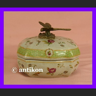 Cudowna szkatułka z ważką porcelana i brąz Cudowna szkatułka z ważką porcelana i brąz