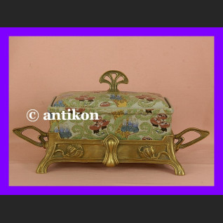 Zachwycająca duża szkatuła okuta w brąz secesja 