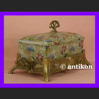 Zachwycająca duża szkatuła okuta w brąz secesja Zachwycająca duża szkatuła okuta w brąz secesja