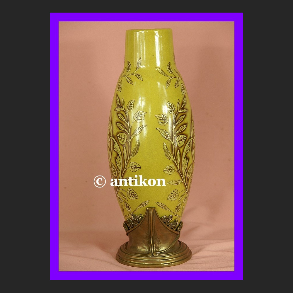 Znakomity duży secesyjny wazon okuty w brąz sygn. Znakomity duży secesyjny wazon okuty w brąz sygn.