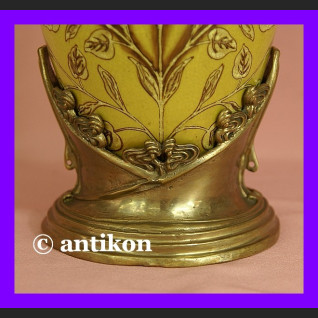 Znakomity duży secesyjny wazon okuty w brąz sygn. Znakomity duży secesyjny wazon okuty w brąz sygn.