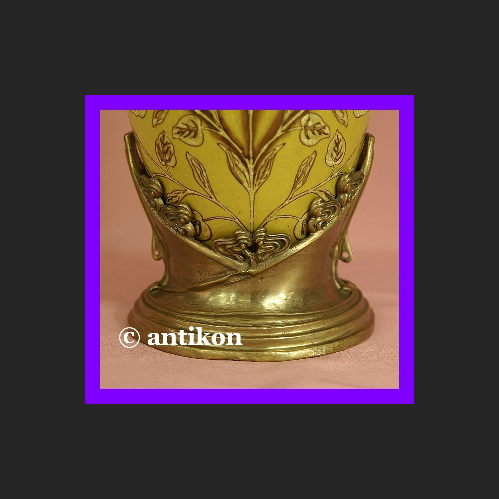 Znakomity duży secesyjny wazon okuty w brąz sygn. Znakomity duży secesyjny wazon okuty w brąz sygn.